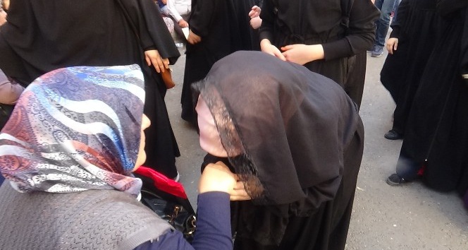 Kur’an Kursu öğrencilerinden HDP önündeki annelere destek ziyareti