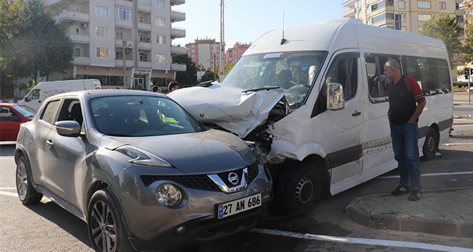 Gaziantep&#039;te öğrenci servisi kaza yaptı: 6 yaralı