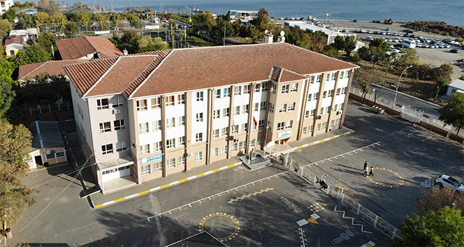 Avcılar'da deprem sonrası 2 okulda daha eğitime ara verildi