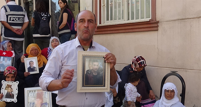 Evlat nöbeti tutan ailelerin HDP önündeki oturma eylemi 32&#039;nci gününde
