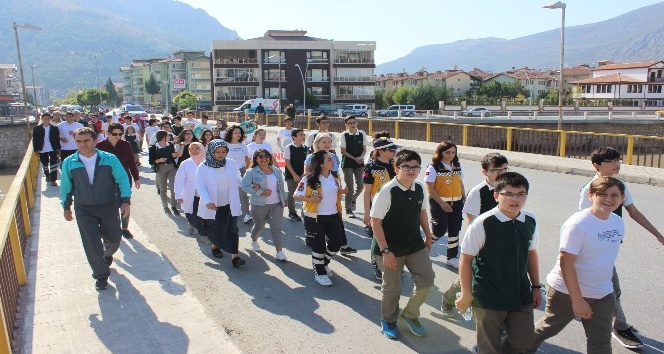 Obeziye karşı yürüdüler, ip çektiler çuval yarışı yaptılar