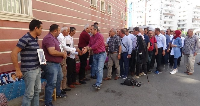 Tosya Kaymakamı Pişkin’den, HDP önünde evlat nöbeti tutan ailelere destek ziyareti