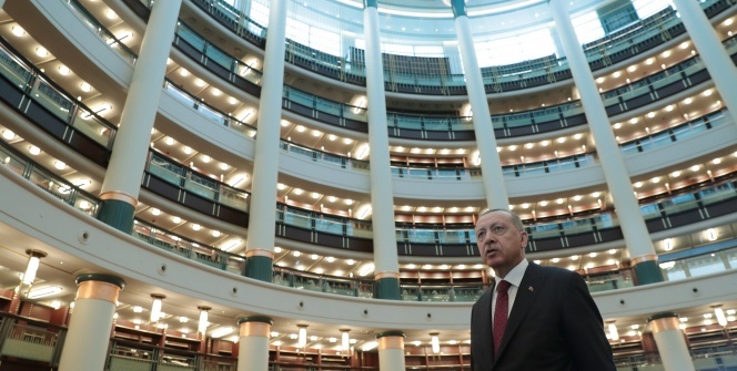 Cumhurbaşkanı Erdoğan Külliye Kütüphanesinde incelemelerde bulundu