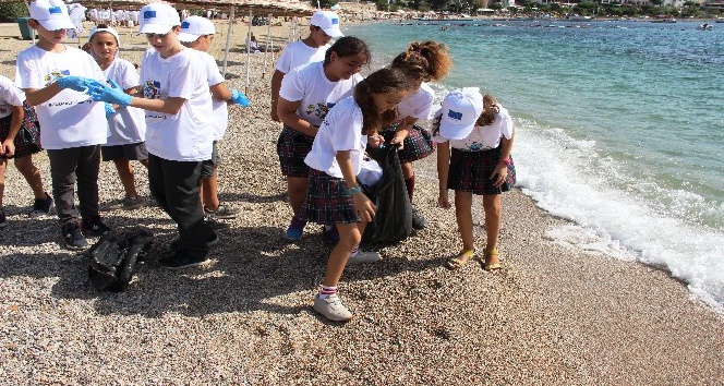 Bodrum’a plaj temizliği için gelen AB delegasyonu tertemiz plajlarda temizlik değil gövde gösterisi yaptı