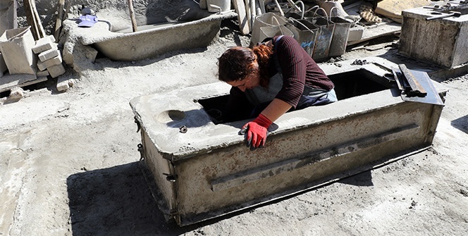 Baba mesleğinin yok olmaması için mezar ustası oldu