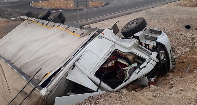 Antalya'da nar yüklü kamyon devrildi: 3 ölü