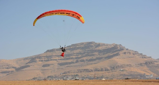 Mardin’in Derik ilçesinde paraşütçüler, şehit kaymakam için havalandı