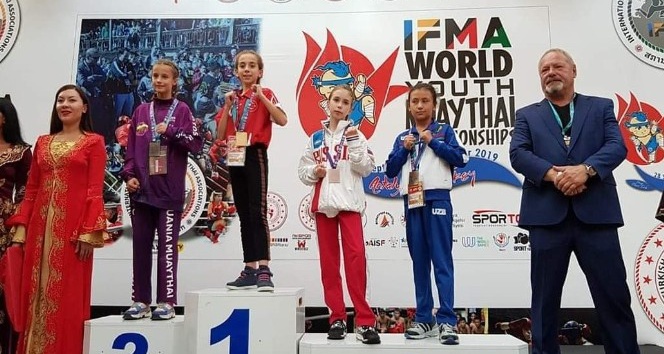 Samsunlu 2 genç kız Dünya Muaythai şampiyonu oldu