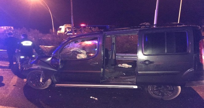 TEM otoyolunda hafif ticari araç kamyonete çarptı: 2’si ağır 9 yaralı