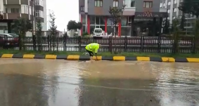 Trafik polisi ayakkabılarını çıkardı, tıkanan mazgalları temizledi