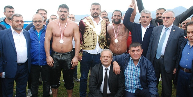 Güreş tutkusuna yağmur engel olmadı