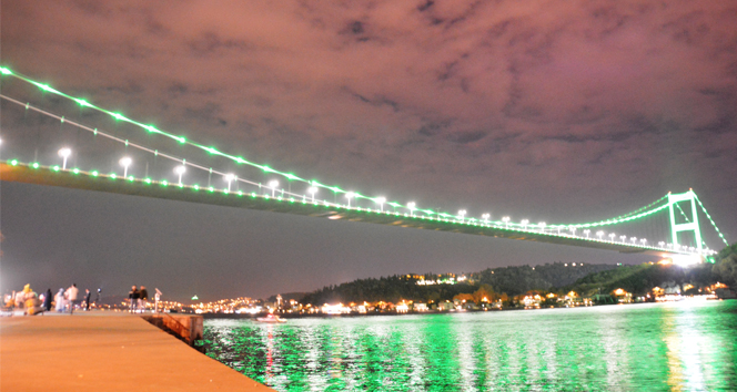 İstanbul'un simgeleri 'Serebral Palsi' için yeşile büründü ile ilgili görsel sonucu