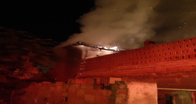 Kepsut’ta sobadan çıkan yangın evi kül etti