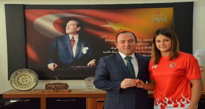 Dünya şampiyonu Habibe’den Milli Eğitim Müdürü Yıldız’a ziyaret