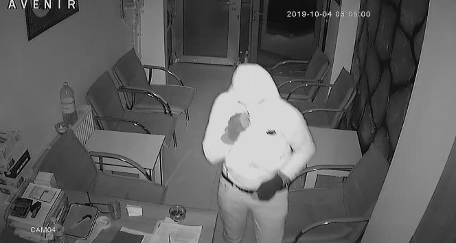 Soğukkanlı hırsız güvenlik kamerasına yakalandı