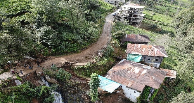 Rize’de dün yaşanan şiddetli yağışın ardından Tunca Beldesi’nin tüm yolları kapandı