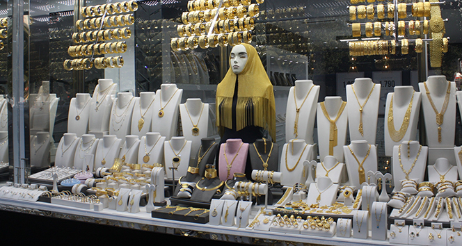 Batman'da altından yapılan şala yoğun ilgi