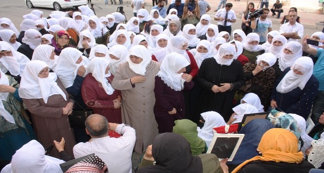 Beyaz tülbentli annelerden HDP önündeki ailelere destek