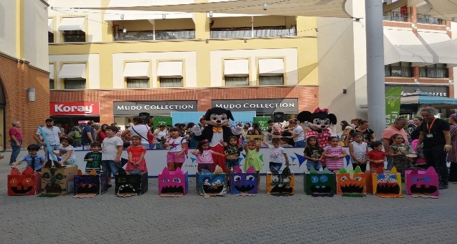 Çocuklar, Forum Mersin’de sokak hayvanları için barınak yaptı