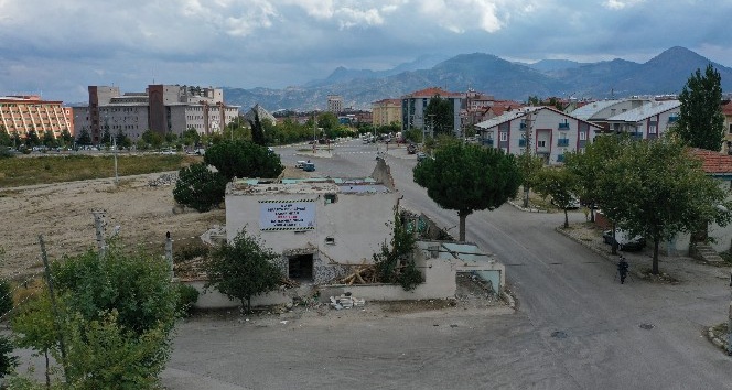 Isparta ulaşımında konfor için yolda kalan evlerin yıkımları sürüyor