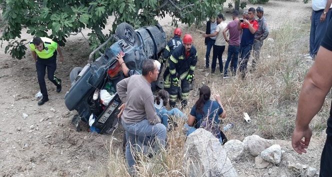 Buharkent’te otomobil şarampole devrildi: 6 yaralı
