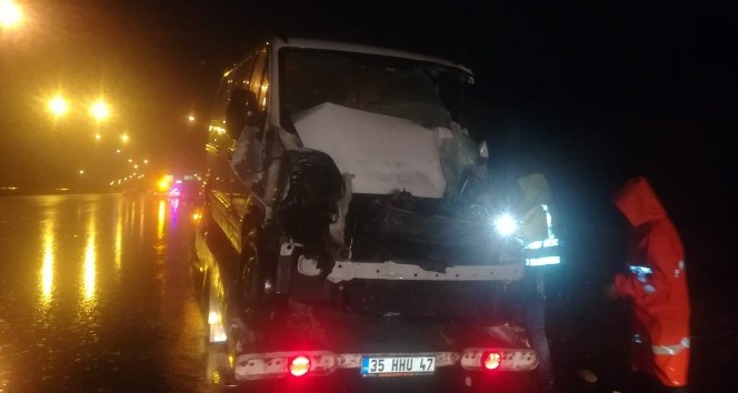 İzmir’de minibüs tıra arkadan çarptı: 1 yaralı