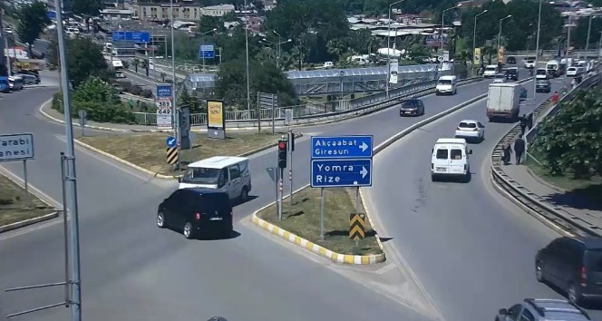 Trabzon’da dikkatsiz sürücülerin kazaları MOBESE kameralarına yansıdı