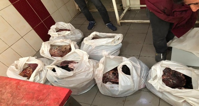 Diyarbakır’da satışa hazır vaziyette yarım ton bozuk et ele geçirildi