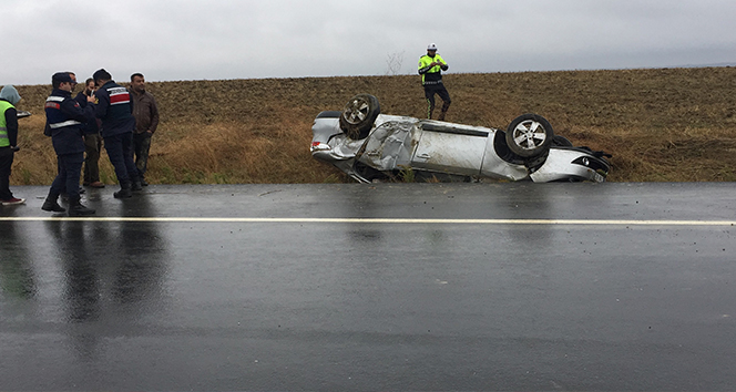 Yağışlı hava kaza getirdi, takla atan araçta 3 kişi yaralandı