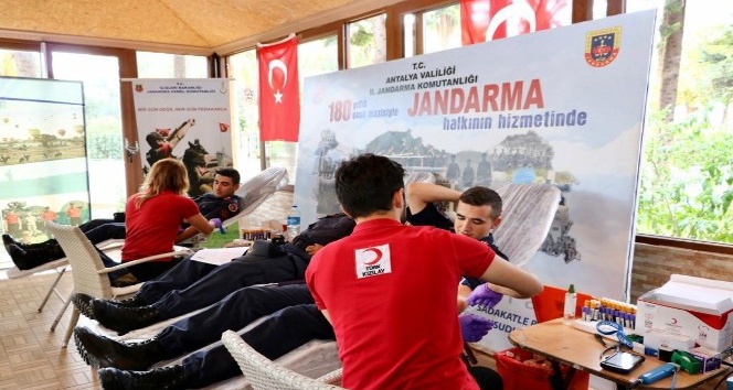 Antalya  Jandarma’dan Kızılay’a 396 ünite kan bağışlı