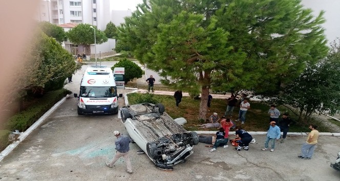 Otomobil sitenin bahçesine uçtu: 2 yaralı