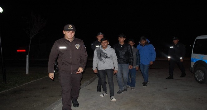 Polisin şüphelendiği 4 yaya kaçak göçmen çıktı