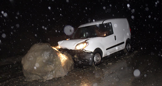 Kastamonu&#039;da yola düşen kaya çarpan aracın sürücüsü yaralandı