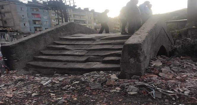 Bitlis’te otelin yıkıldı tarihi eserler ortaya çıktı