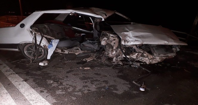 İzmir’de otomobil korkuluklara çarptı: 2 ölü, 1 ağır yaralı