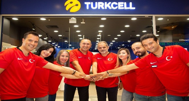 Turkcell çalışanları müşterilerine A Milli Takım forması giyerek hizmet verecek
