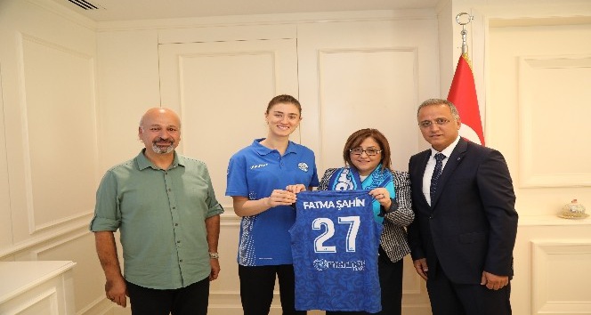 Büyükşehir Belediye Başkanı Fatma Şahin’den Merinosspor’a destek