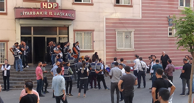 Diyarbakır’da HDP il binası önünde gergin anlar