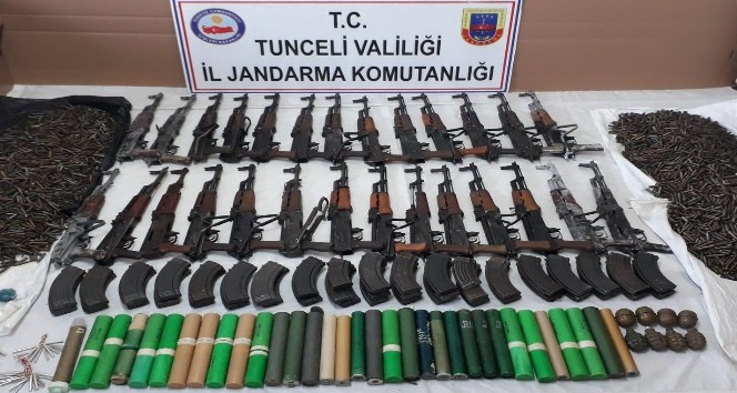 Tunceli’de teröristlerin 2 silah deposu imha edildi