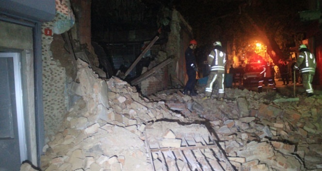 Beyoğlu&#039;nda tek katlı metruk bina çöktü
