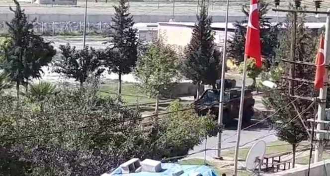 Suriye sınırında zırhlı araçla mehteranlı devriye