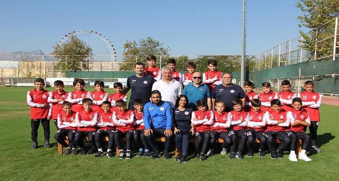 Antalyaspor U12 futbol takımı Litvanya’ya uçtu