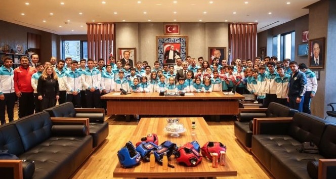 Kütahya Belediyespor Kulübü sporcularına malzeme desteği