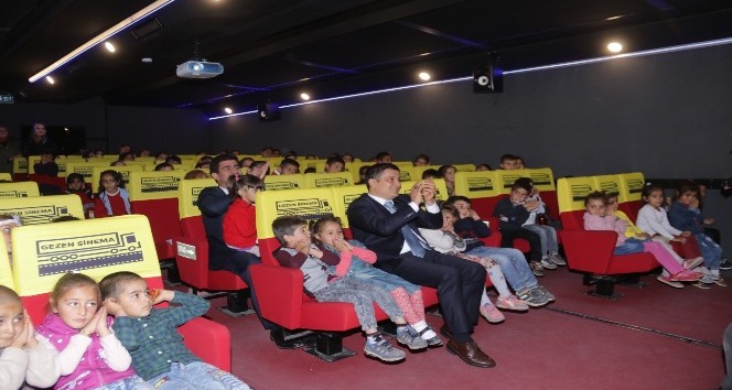 Erciş’teki öğrenciler ilk kez sinemayla buluştu