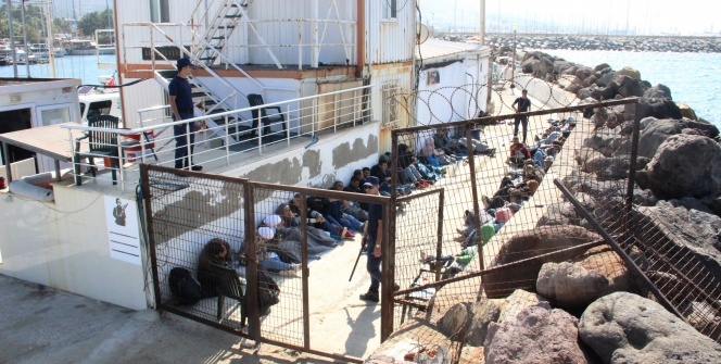 Tur teknesine turist gibi bindiler, Yunanistan'a kaçarken yakalandılar