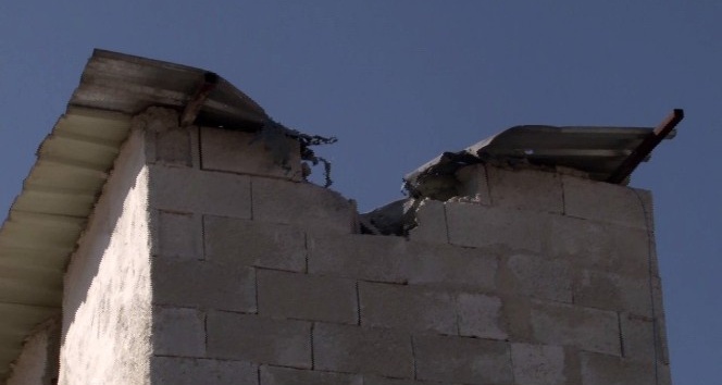 Suriye’den atılan 4 havan topu daha Şanlıurfa’nın Akçakale ilçesine düştü. İlk bilgilere göre, bina ve araçlara isabet eden roketler nedeniyle çok sayıda yaralı olduğu öğrenildi. Bölgeye çok sayıda sağlık, itfaiye ve polis ekibi gönderildi.