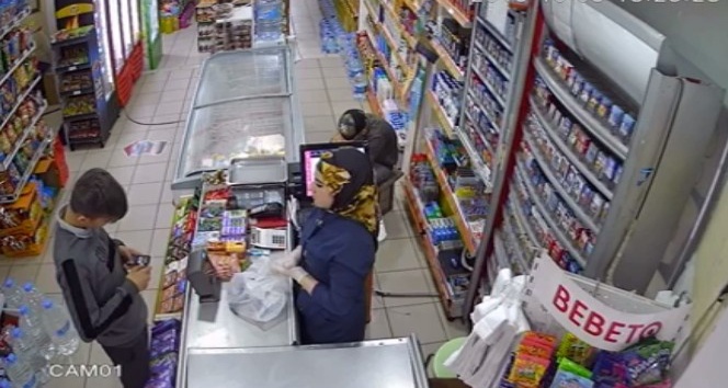 (Özel) Marketten çikolata ve sigara çalan çocuk hırsız kamerada