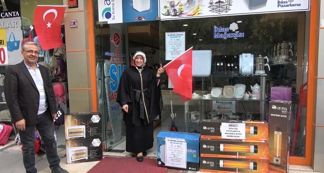 Barış Pınarı Harekatı’na Türk bayraklı destek