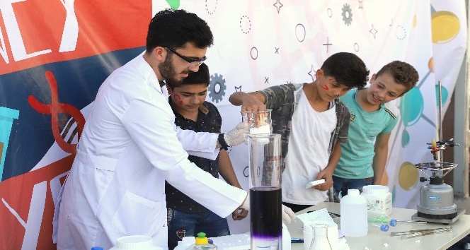 Türk gönüllerinden Suriyeli kardeşlerine seyyar müze etkinliği