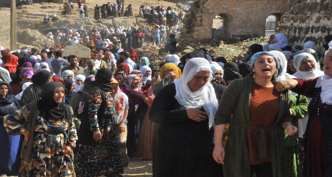Teröristlerin havan toplu saldırısı sonucu şehit olan anne ve iki kızı yan yana toprağa verildi
